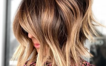 carré plongeant déstructuré mi long coupe de cheveux tendance 2023 balayage blond sur cheveux châtains