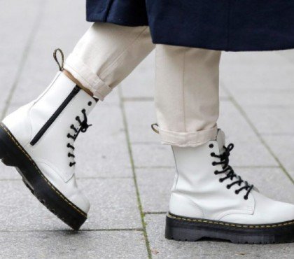 chaussures doc martens blanches comment les porter à 40 ans été 2023