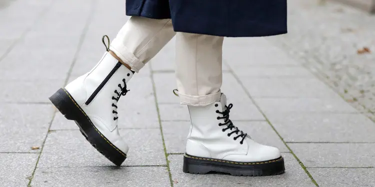 chaussures doc martens blanches comment les porter à 40 ans été 2023