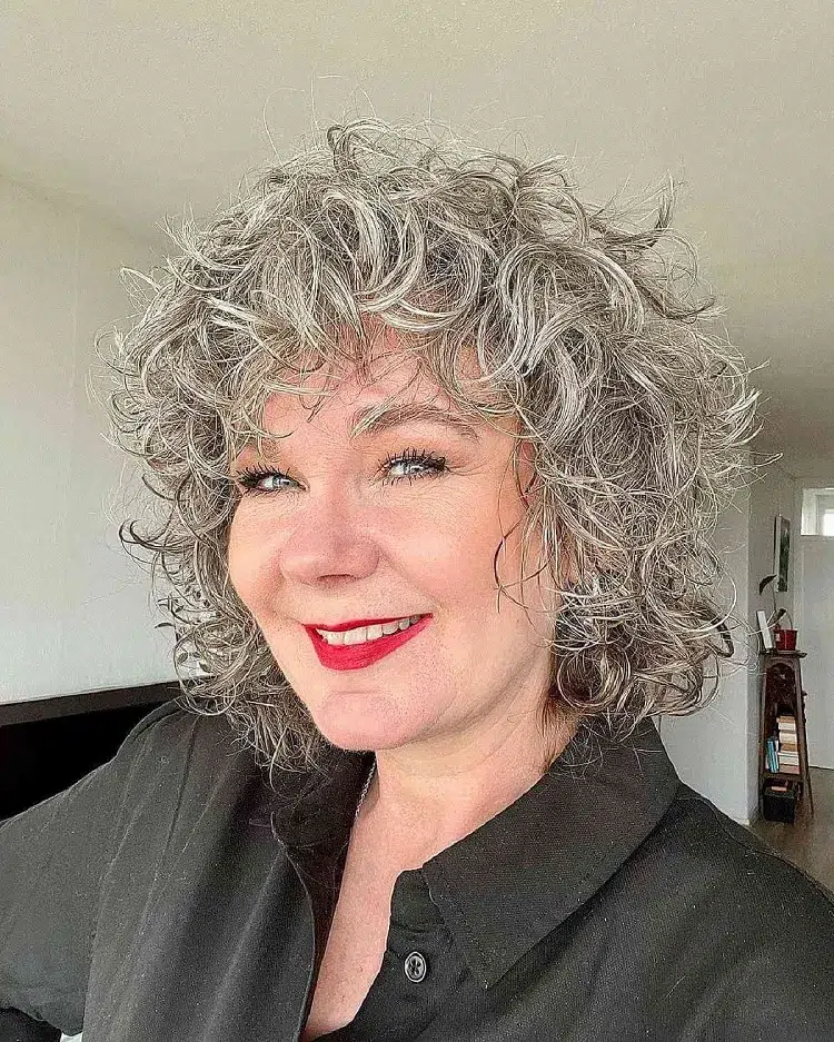 cheveux sel et poivre blancs gris bouclés femme 55 60 ans shag cut coupe courte 2023