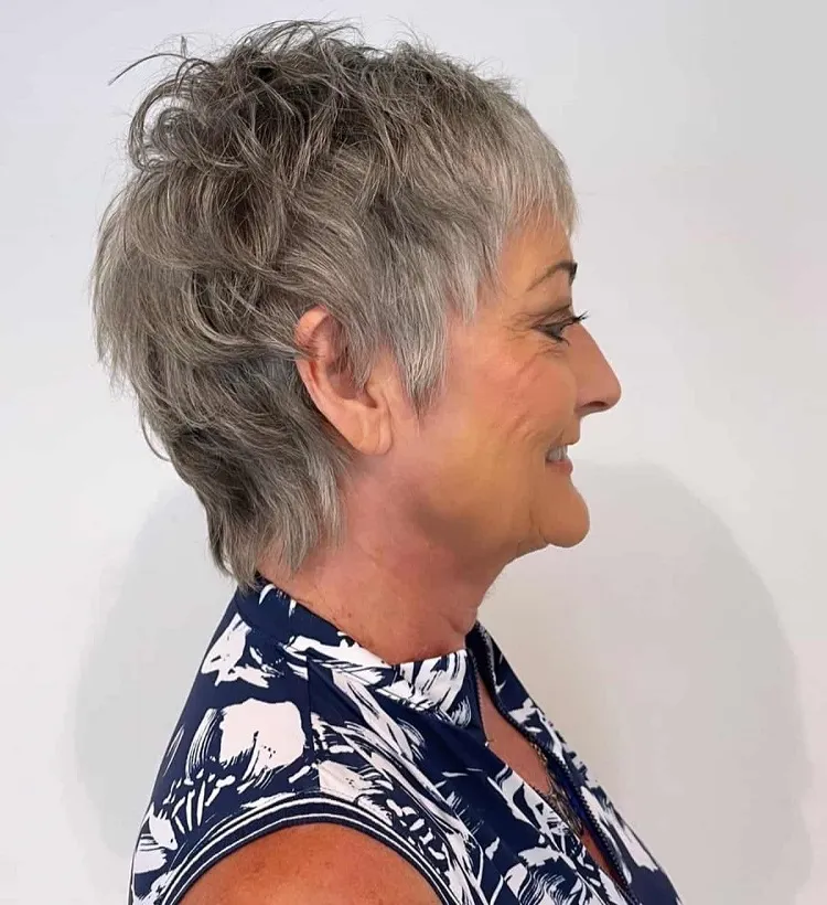 coiffure coupe courte femme 50 60 ans cheveux blancs gris fins shaggy cut tendance 2023