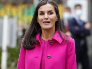 comment adopter le total look monochrome après 50 ans tendance mode femme 50 idée tenues letizia despagne