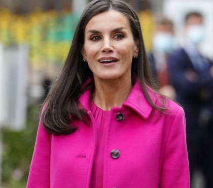 comment adopter le total look monochrome après 50 ans tendance mode femme 50 idée tenues letizia despagne