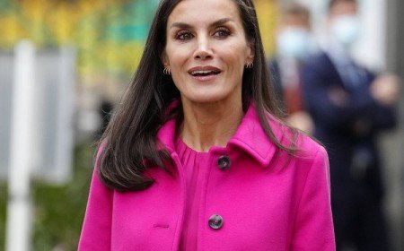 comment adopter le total look monochrome après 50 ans tendance mode femme 50 idée tenues letizia despagne