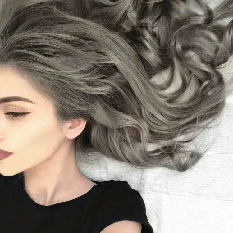 comment avoir les cheveux gris naturellement
