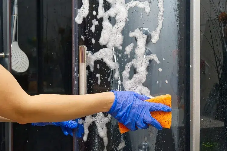 comment bien nettoyer une paroi de douche en verre liquide vaisselle astuce anti calcaire efficace