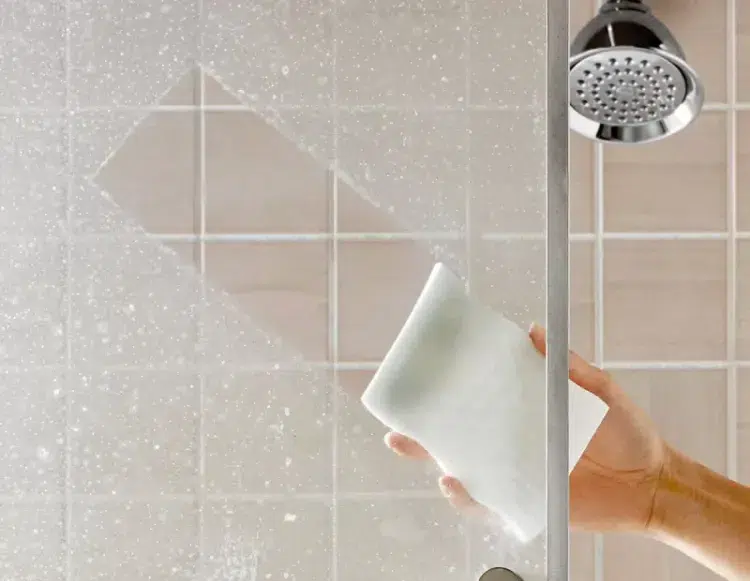 comment nettoyer les portes de douche en verre facilement et rapidement éponge magique astuce anti calcaire