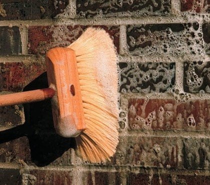 comment nettoyer un mur extérieur très sale facade maison brosse enceinte