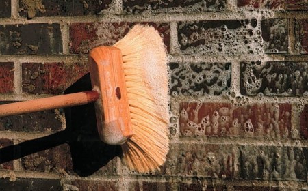 comment nettoyer un mur extérieur très sale facade maison brosse enceinte