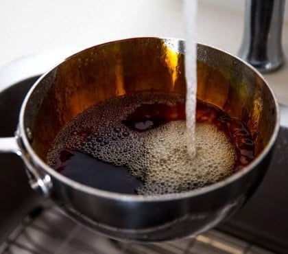 comment nettoyer une casserole avec du caramel brulé étapes astuces cuisine