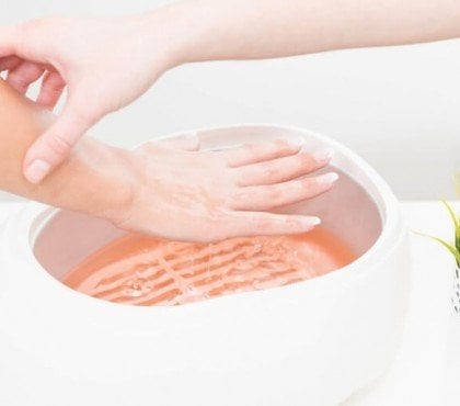 comment repulper la peau des mains appliquer bain paraffine hydrater soulager douleurs