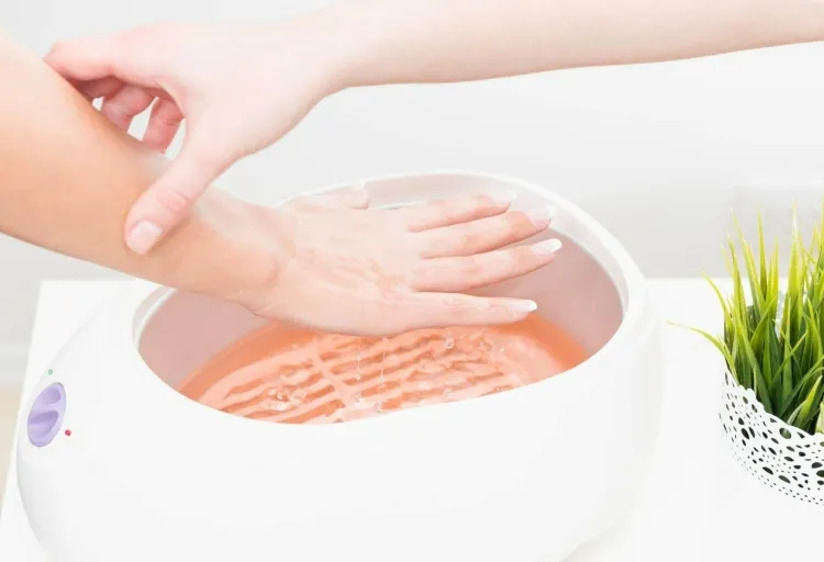 comment repulper la peau des mains appliquer bain paraffine hydrater soulager douleurs