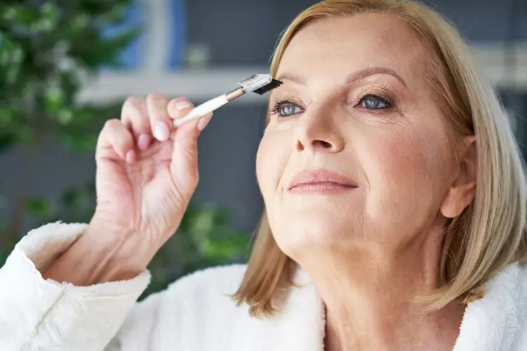 comment se maquiller les sourcils avec cheveux blancs femme 50 ans