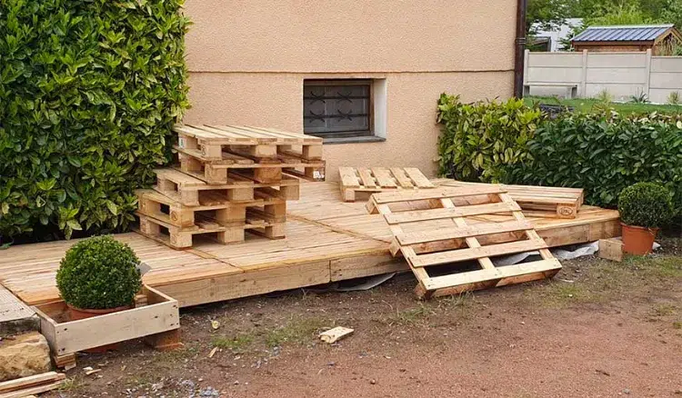 construire une terrasse avec des palettes de bois 2023