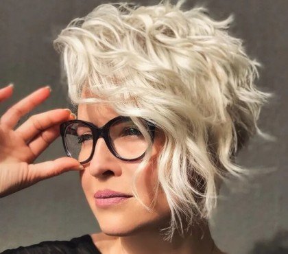 coupe asymetrique femme 50 ans avec lunettes 2023