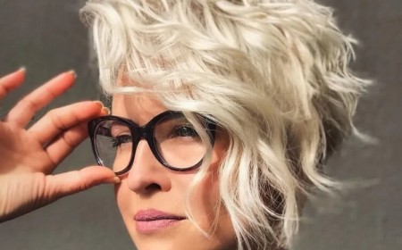 coupe asymetrique femme 50 ans avec lunettes 2023