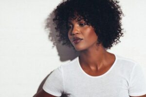 coupe cheveux crépus femme afro americaine noire bouclés frisés
