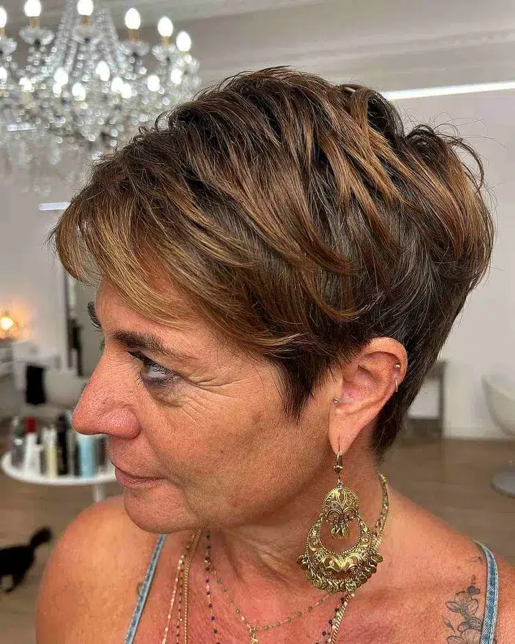 coupe courte femme 60 ans facile à coiffer coupe pixie pour cheveux fins avec mèches