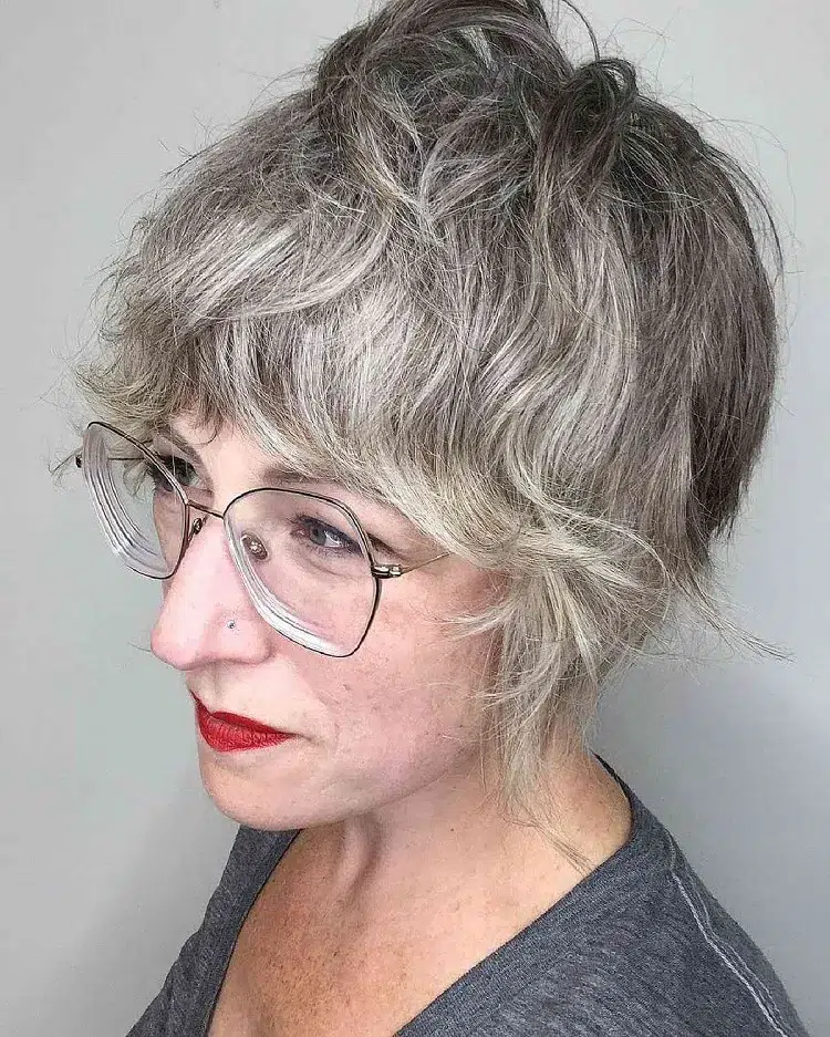 coupe courte femme lunettes visage long cheveux gris blancs bouclés shaggy cut effilé dégradé frange