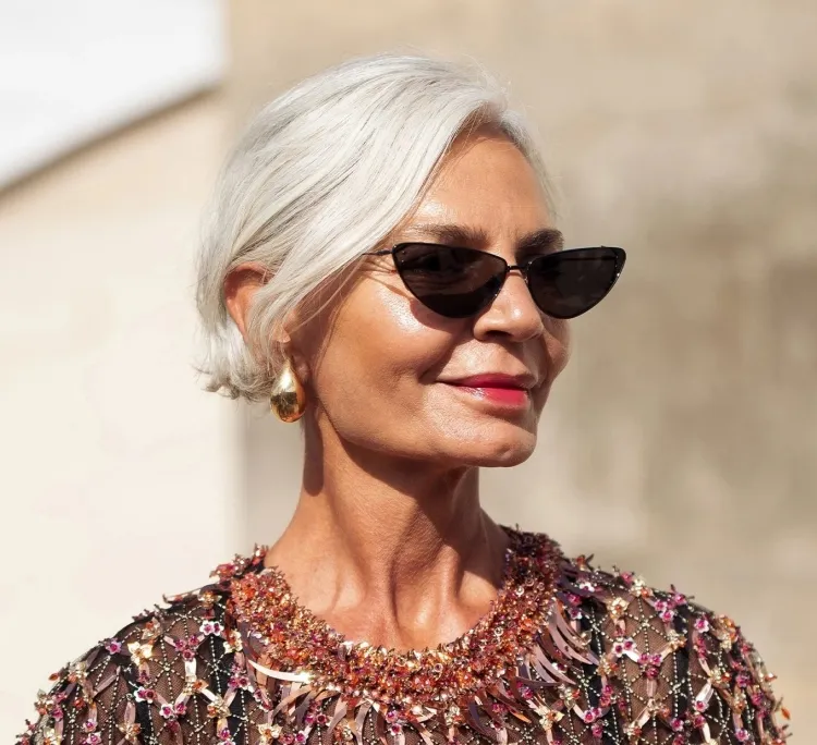 coupe de cheveux gris femme 50 ans avec lunettes 2023 bob