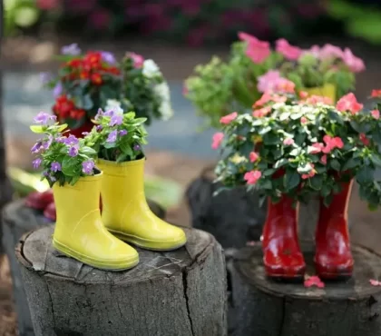 décoration de jardin à faire soi même bottes de pluie colorées comme pots de fleurs