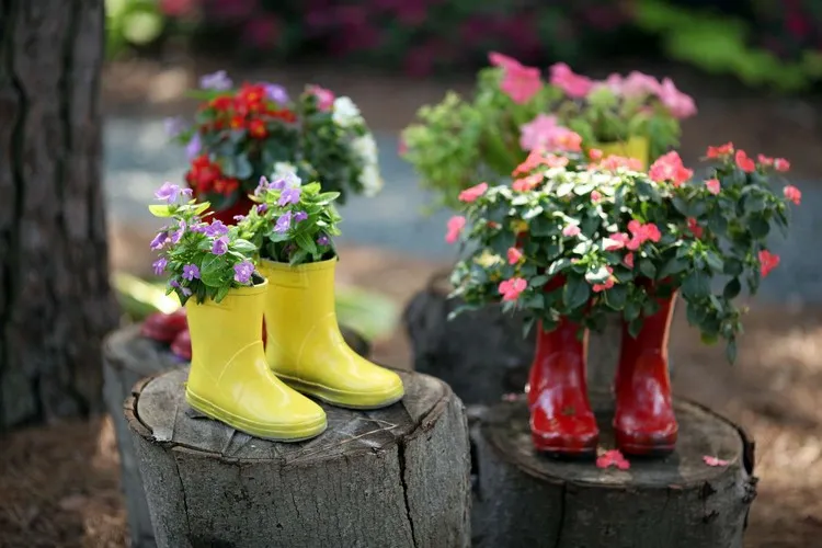 décoration de jardin à faire soi même bottes de pluie colorées comme pots de fleurs