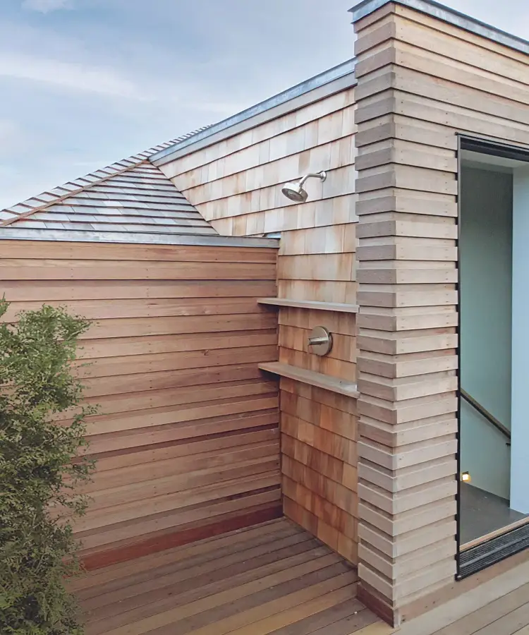 douche exterieure salle de bain toit bois design idée