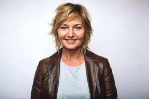 femme 50 ans veste en cuir brun coupe shag courte