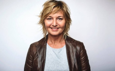 femme 50 ans veste en cuir brun coupe shag courte