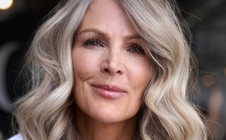 femme de 60 ans avec des cheveux longs
