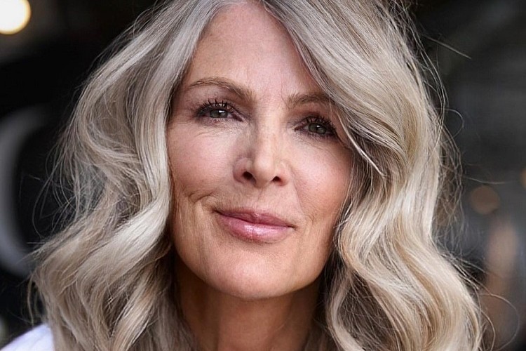 femme de 60 ans avec des cheveux longs