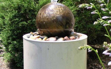 fontaine de jardin avec des objets récup boule vintage idee