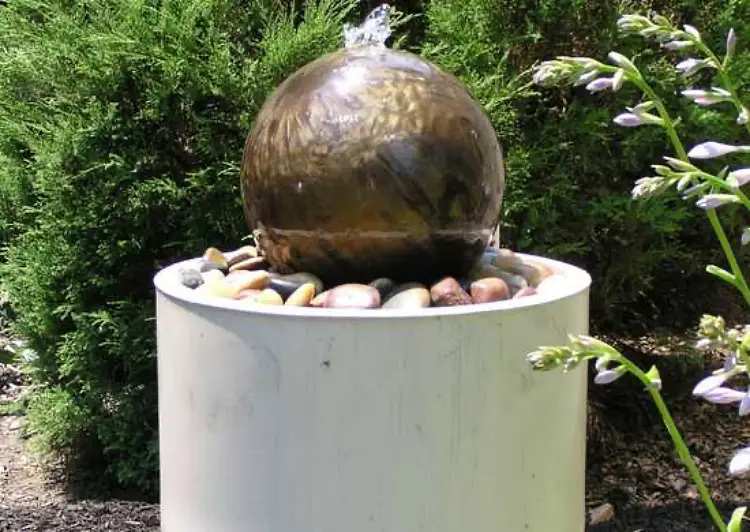 fontaine de jardin avec des objets récup boule vintage idee
