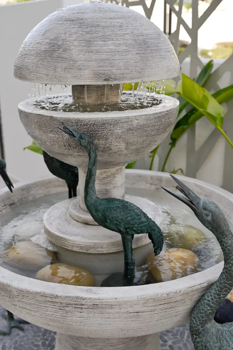 fontaine de jardin avec des objets récup sculpture espace extérieur