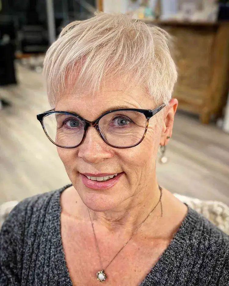 idée coupe courte femme avec lunettes 50 60 ans pour cheveux fins