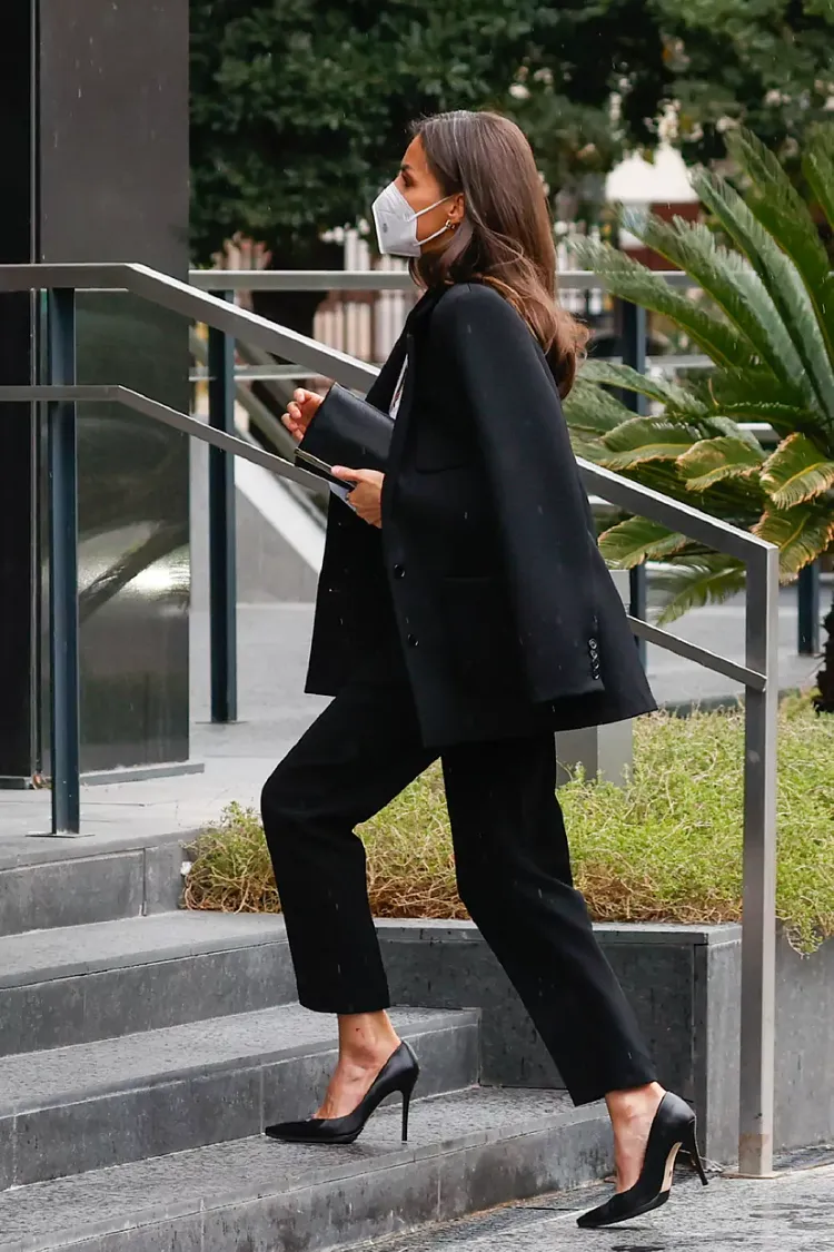 idées tenue monochrome total look noir femme 50 ans ou plus letizia despagne