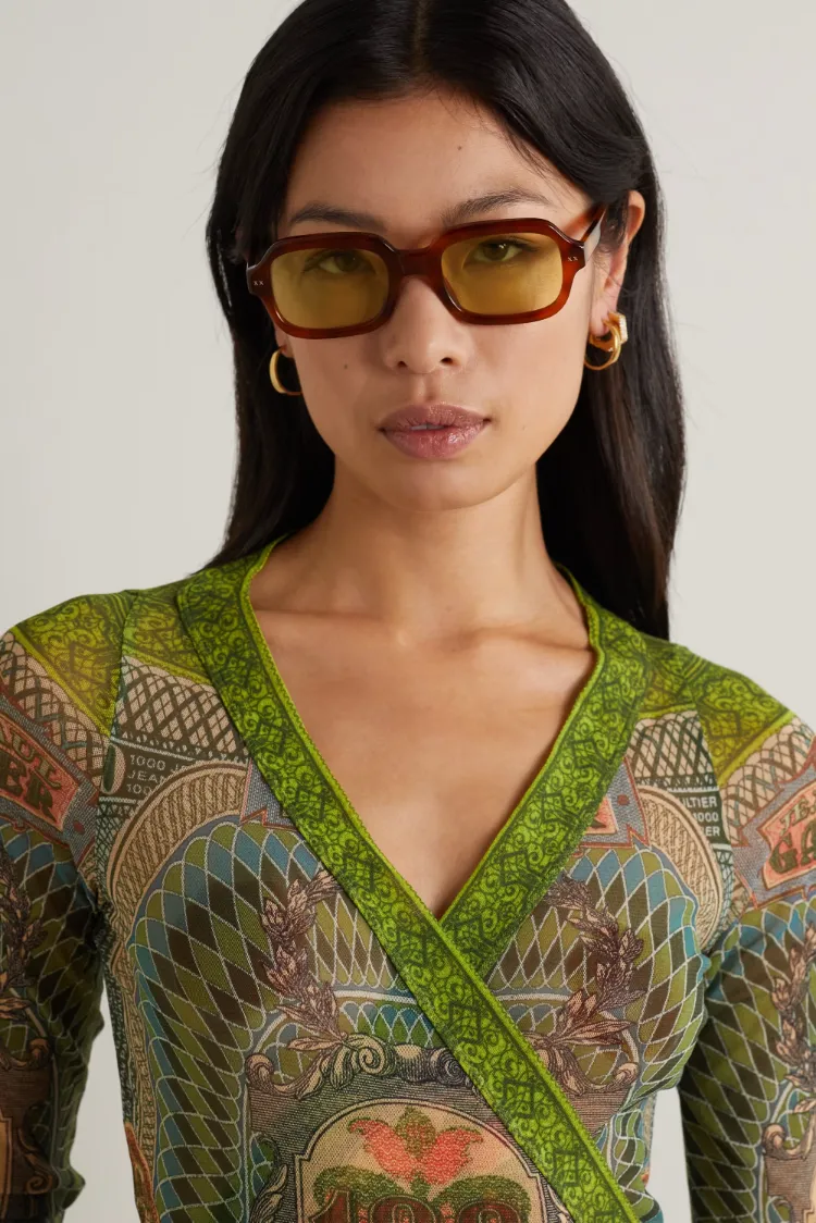 lunettes de soleil verres colorés montures épaises modele rétro cool tendance printemps été 2023