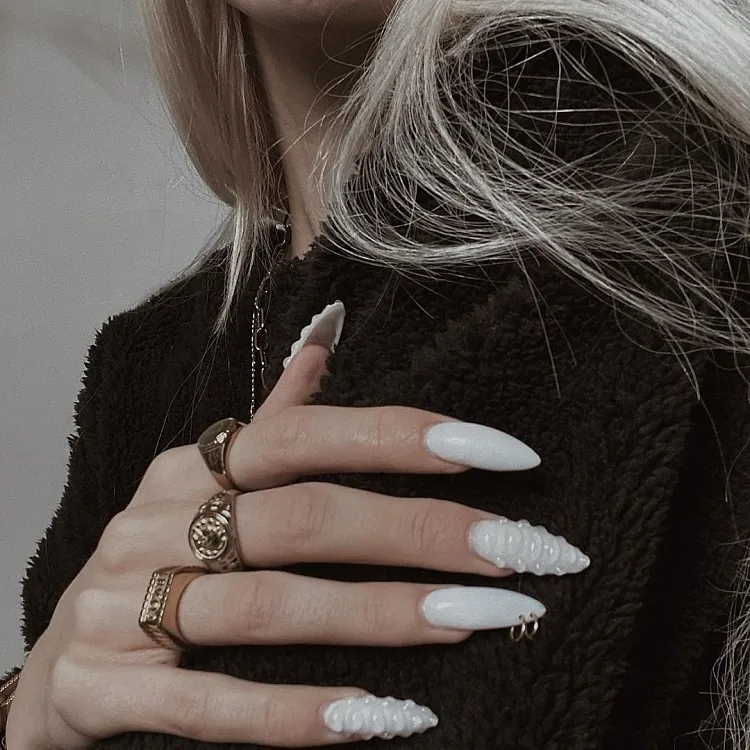 manucure tendance 2023 nail piercing ongles stiletto nail art mariage