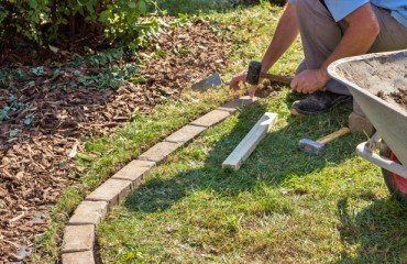 pierre bois planches pelouse fleurs comment faire une bordure de parterre