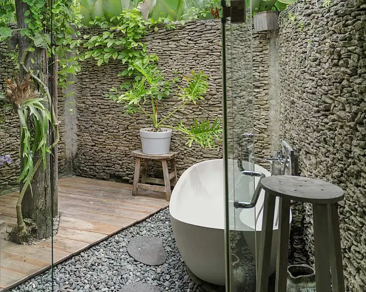 pierre mur salle de bain extérieure baignoire ovale construction jardin été