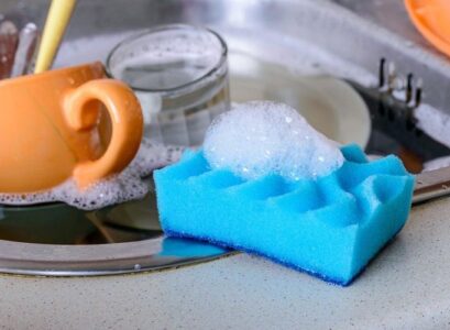 quand jeter son éponge vaisselle comment la nettoyer produits naturels astuces maison réutiliser vieille éponge cuisine