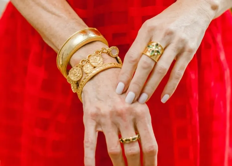quel bijou offrir à une femme de 60 ans ajouter glamour bras montre bracelet jonc