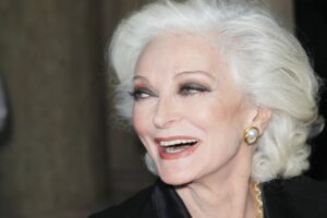 quel maquillage avec cheveux blancs femme 50 ans anti age