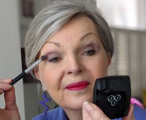 quelles couleurs fard à paupières femme 60 ans idées maquillage astuces