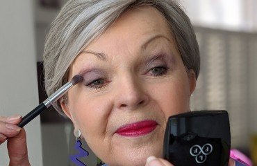 quelles couleurs fard à paupières femme 60 ans idées maquillage astuces