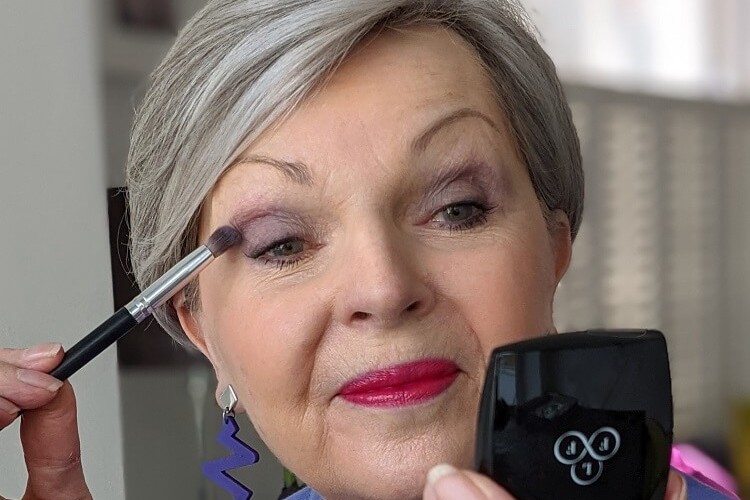 quelles couleurs fard à paupières femme 60 ans idées maquillage astuces