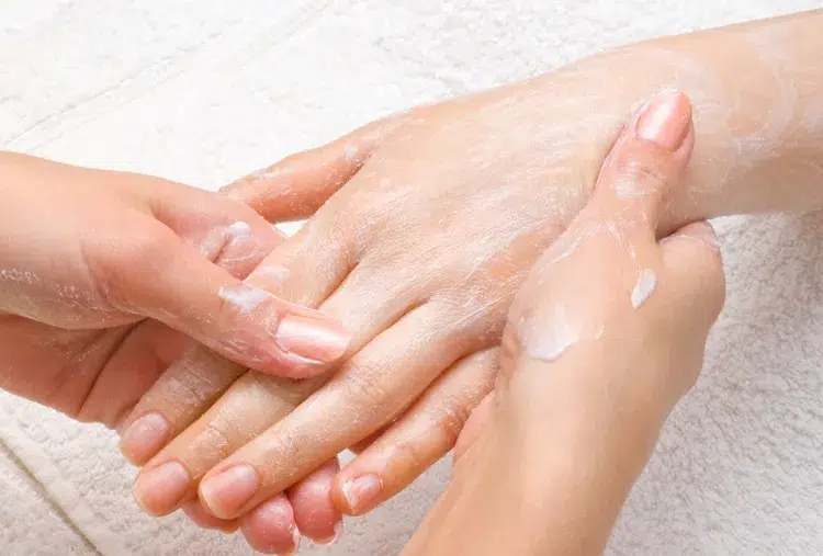 repulper les mains geste bénéfique laisser sécher hydrater régulièrement