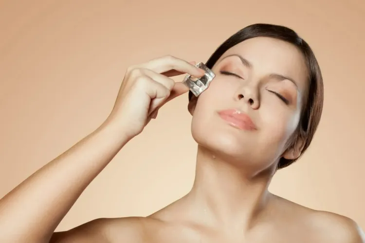 routine anti âge femme 50 ans appliquer glaçons visage rafraîchir astuce beauté peau
