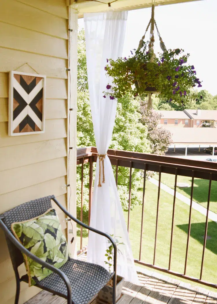 tendance deco printemps ete jardin 2023 installation de rideaux sur le balcon
