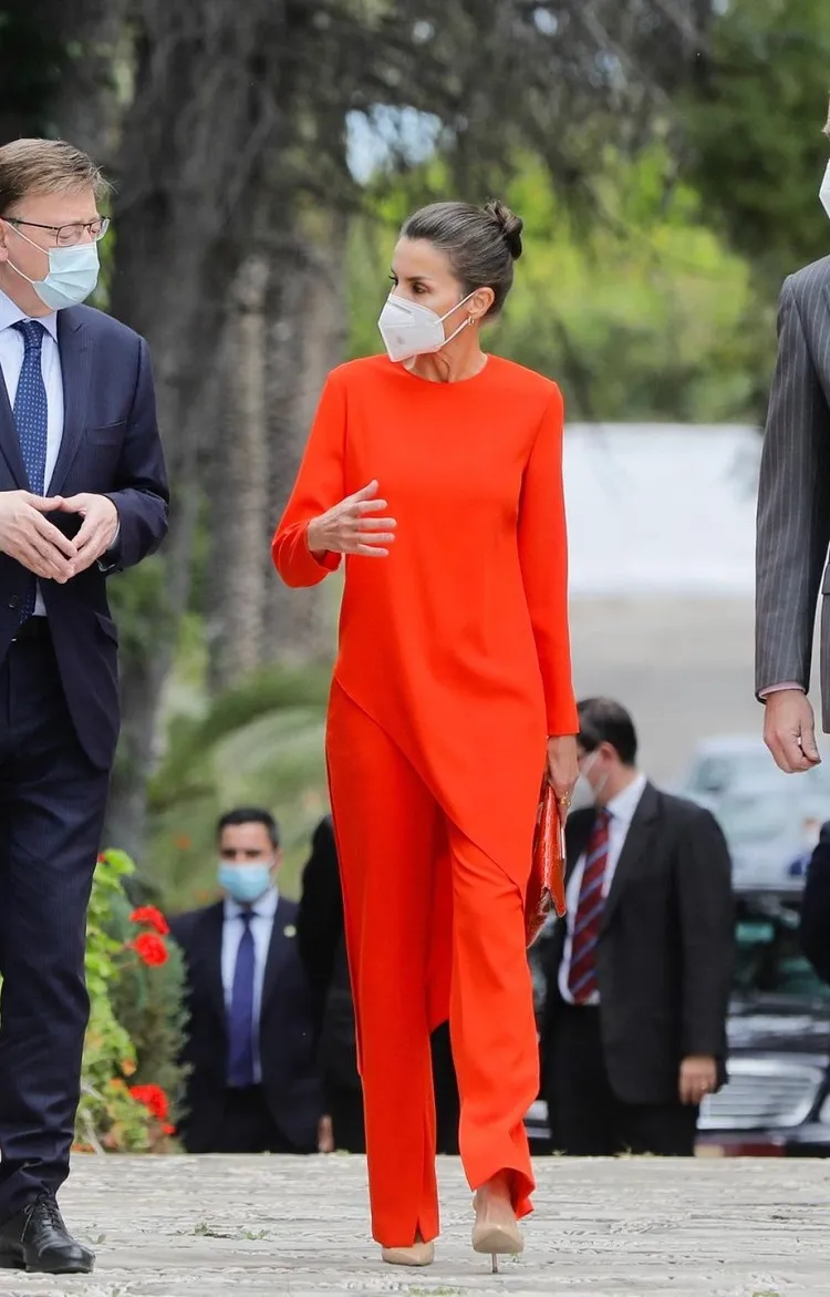 tenue monochrome femme 50 ans total look orange tendance mode quinqua printemps 2023 inspirations mode letizia despagne
